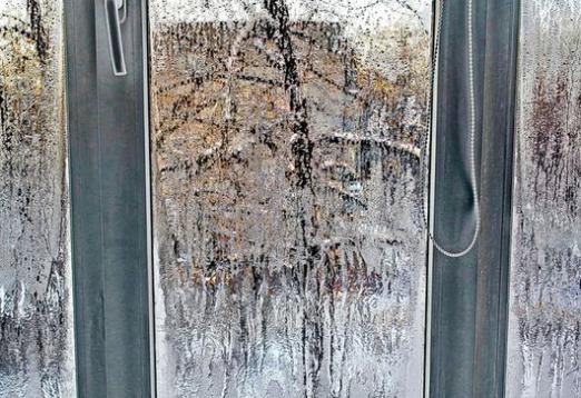 Por que as janelas de plástico suam no inverno?