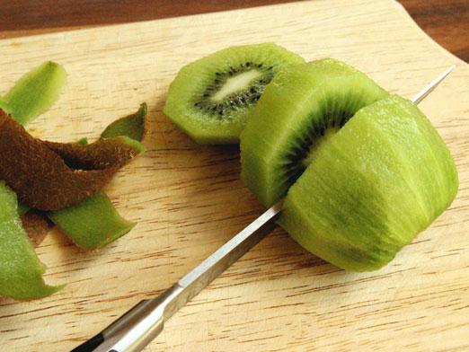 Como comer kiwi?