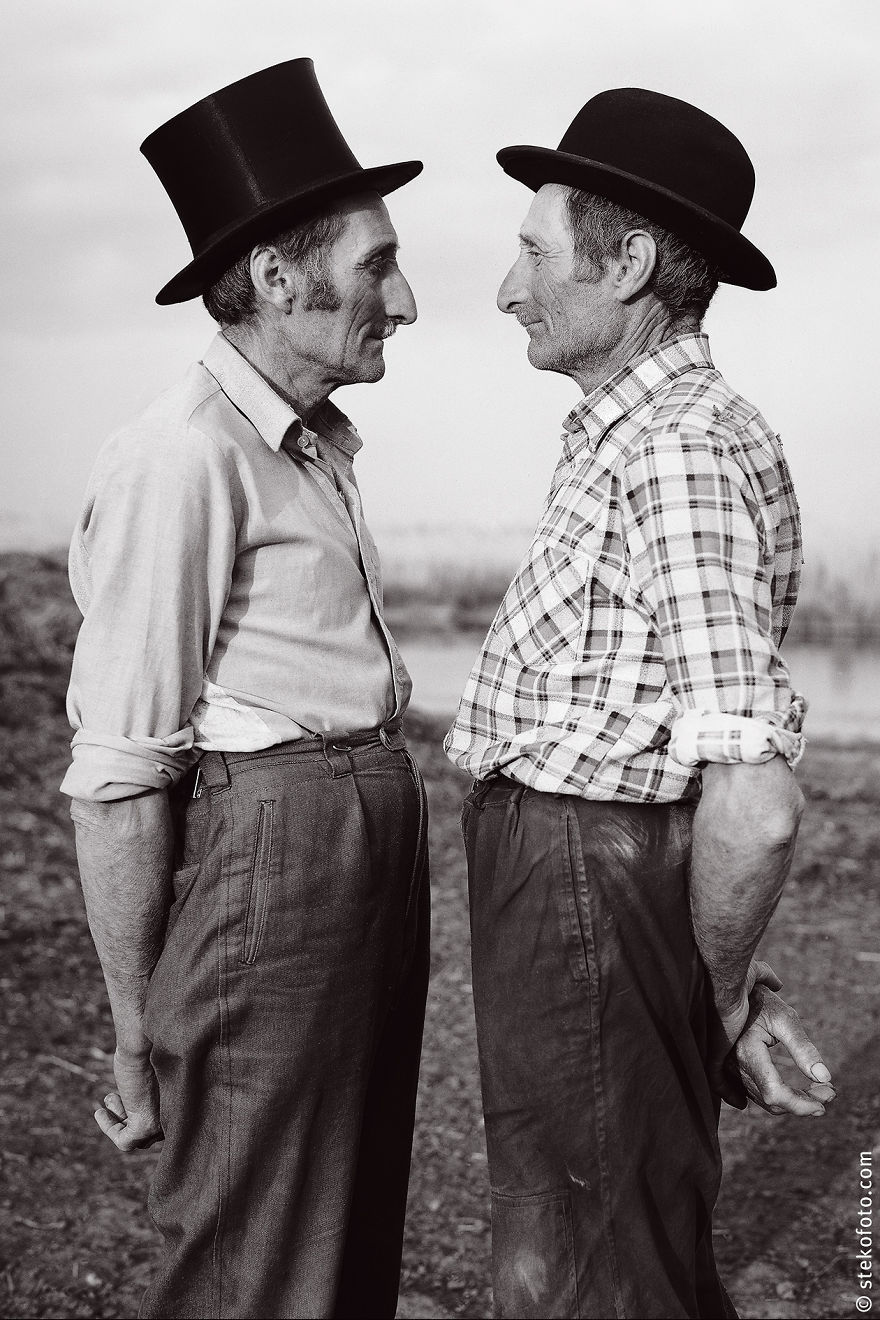 Dois irmãos gêmeos passaram toda a vida lado a lado em uma pequena fazenda