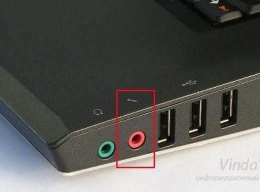 Como conectar um microfone a um laptop?