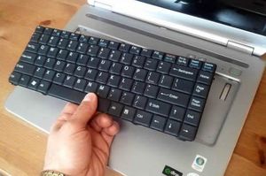 Como desmontar o teclado?